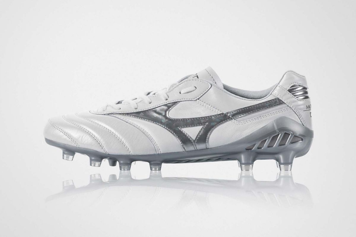 giày bóng đá Mizuno Morelia DNA “White/ Galaxy Silver”.